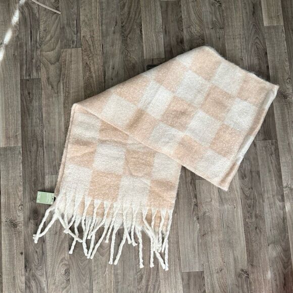 H&M tan & white checkered chunky knit tassel scarf - Picture 1 of 3